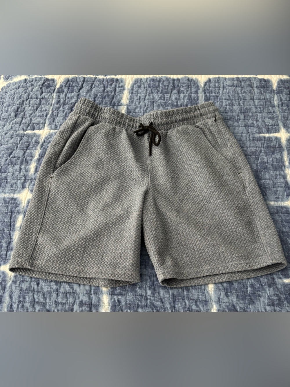 Men's Old Navy Gray Waffle 4- Way Stretch Knit Drawstring 8” Shorts, Size S